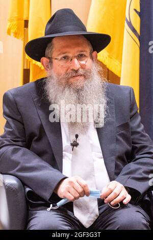 23. August 2021, Baden-Württemberg, Stuttgart: Polizeirabbiner Shneur Trebnik sitzt während seiner Amtseinführung. Foto: Tom Weller/dpa Stockfoto