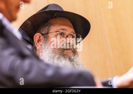 23. August 2021, Baden-Württemberg, Stuttgart: Polizeirabbiner Shneur Trebnik sitzt während seiner Amtseinführung. Foto: Tom Weller/dpa Stockfoto