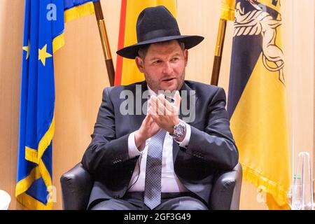 23. August 2021, Baden-Württemberg, Stuttgart: Polizeirabbiner Moshe Flomenmann sitzt bei seiner Amtseinführung vor Fahnen. Foto: Tom Weller/dpa Stockfoto