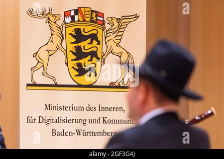 23. August 2021, Baden-Württemberg, Stuttgart: Polizeirabbiner Moshe Flomenmann sitzt während der Einweihung der beiden neuen Polizeirabbiner vor dem Wappen des Landes Baden-Württemberg. Foto: Tom Weller/dpa Stockfoto