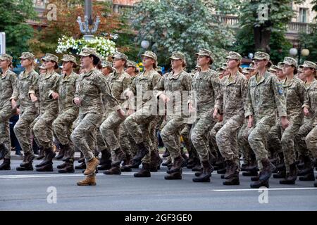 Ukraine, Kiew - 18. August 2021: Weibliche Offiziere. Militärfrau. Soldat. Ukrainisches Militär marschieren in der Parade. Armee-Infanterie. Militäruniform Stockfoto
