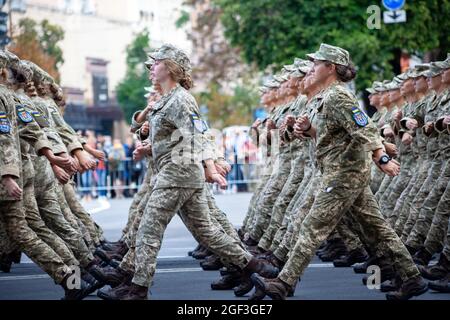 Ukraine, Kiew - 18. August 2021: Weibliche Offiziere. Militärfrau. Soldat. Ukrainisches Militär marschieren in der Parade. Armee-Infanterie. Militäruniform Stockfoto