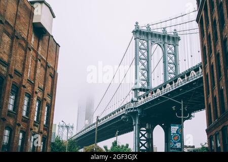 NEW YORK, USA - 01. Okt 2018: Die Manhattan Bridge in New York an einem nebligen Tag Stockfoto