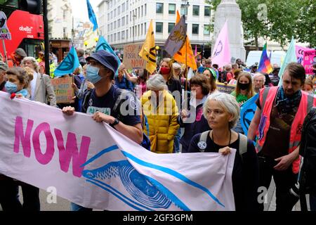 LONDON - 23. AUGUST 2021: Aktivisten des Aussterbungsaufstandes besetzen den Kreuzweg von Long Acre im West End von London. Stockfoto