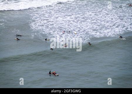 LIMA, PERU - 4. JUNI 2015: Menschen surfen auf Wellen eines Ozeans. Miraflores Bezirk von Lima, Peru. Stockfoto