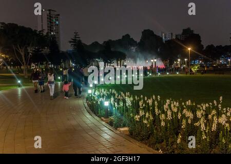 LIMA, PERU - 4. JUNI 2015: Besucher besuchen El Circuito Magico del Agua - Park mit einer Reihe verschiedener Brunnen in Lima, Peru. Stockfoto