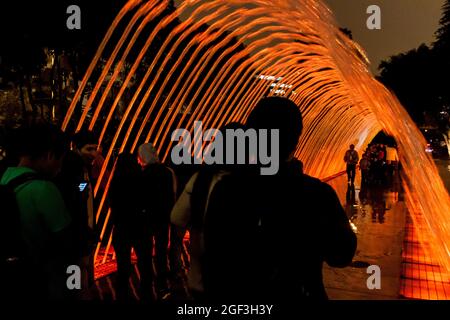 LIMA, PERU - 4. JUNI 2015: Besucher besuchen El Circuito Magico del Agua - Park mit einer Reihe verschiedener Brunnen in Lima, Peru. Stockfoto