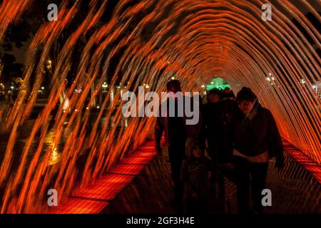 LIMA, PERU - 4. JUNI 2015: Besucher besuchen El Circuito Magico del Agua - Park mit einer Reihe verschiedener Brunnen in Lima, Peru. Stockfoto