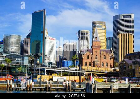 SYDNEY, AUSTRALIEN - 04. Aug 2018: Das wunderschöne Stadtbild von Sydney unter dem trüben blauen Himmel in Australien Stockfoto