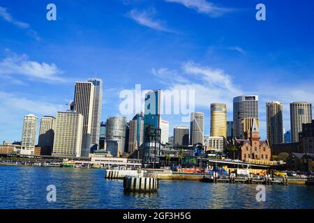 SYDNEY, AUSTRALIEN - 04. Aug 2018: Das wunderschöne Stadtbild von Sydney unter dem trüben blauen Himmel in Australien Stockfoto