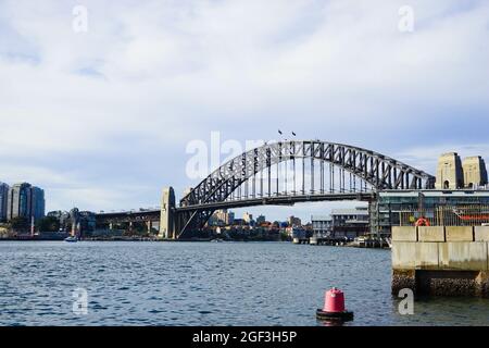 SYDNEY, AUSTRALIEN - 04. Aug 2018: Die historische Sydney Harbour Bridge unter dem bewölkten Himmel in Sydney, Australien Stockfoto