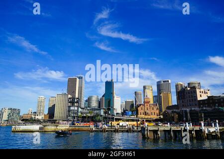 SYDNEY, AUSTRALIEN - 04. Aug 2018: Das wunderschöne Stadtbild von Sydney unter dem trüben blauen Himmel in Australien Stockfoto