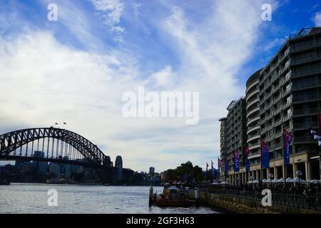 SYDNEY, AUSTRALIEN - 04. Aug 2018: Das wunderschöne Stadtbild von Sydney unter dem trüben blauen Himmel in Australien Stockfoto