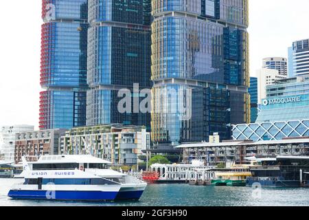 SYDNEY, AUSTRALIEN - 04. Aug 2018: Das wunderschöne Stadtbild der Wolkenkratzer am Wasser in Sydney in Australien Stockfoto