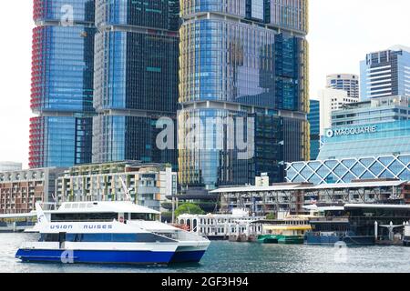 SYDNEY, AUSTRALIEN - 04. Aug 2018: Das wunderschöne Stadtbild der Wolkenkratzer am Wasser in Sydney in Australien Stockfoto