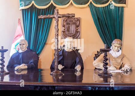 LIMA, PERU - 5. JUNI 2015: Figuren von Inquisitoren im Museo de la Inquisicion (Inquisitionsmuseum) in Lima, Peru. Stockfoto