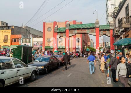 LIMA, PERU - 5. JUNI 2015: Menschen gehen auf einer überfüllten Straße von Chinatown in Lima, Peru. Stockfoto