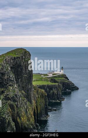 Neist Point Lighthouse an einem Sommerabend Stockfoto