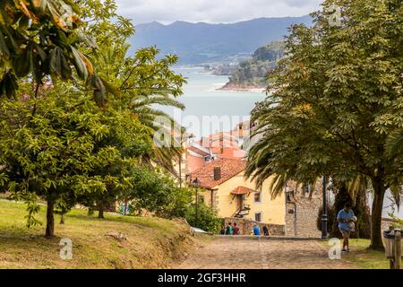 Lastres, Spanien. Eine steile Straße in der Leichenstadt Lastres in Asturien Stockfoto