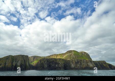 Eilean Mhuire erleuchtete an einem stimmungsvollen Tag auf den schiitischen Inseln dramatisch Stockfoto