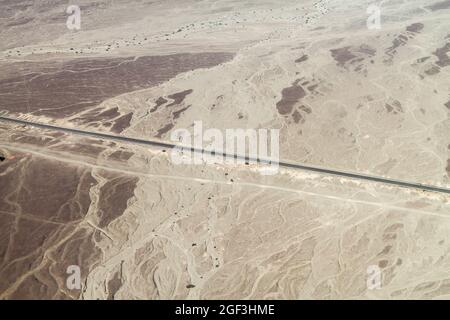 Luftaufnahme der Panamericana Autobahn in der Nähe von Nazca, Peru Stockfoto