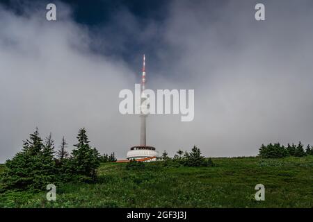 Fernsehsenderturm mit Aussichtsplattform auf dem nebligen Gipfel des Praded,Jeseniky Gebirges,Tschechische republik.Blick auf die malerische Landschaft Stockfoto