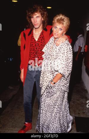 LOS ANGELES, CA - 16. JUNI: Britt Ekland und Slim Jim Phantom besuchen die Toxic Waste Benefit Party am 16. Juni 1986 im Hard Rock Cafe in Los Angeles, Kalifornien.Quelle: Ralph Dominguez/MediaPunch Stockfoto