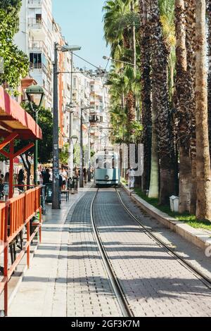 Antalya, Türkei - 12. August 2021: Straßen der türkischen Stadt Antalya im Sommer. Touristenstadt und Resort Zentrum mit Sehenswürdigkeiten. Hochwertige Fotos Stockfoto