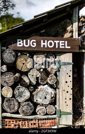 Großes Insektenhotel, das aus verschiedenen Materialien gebaut wurde, um Wirbellosen Lebensraum und Überwinterungsschutz zu bieten. Stockfoto