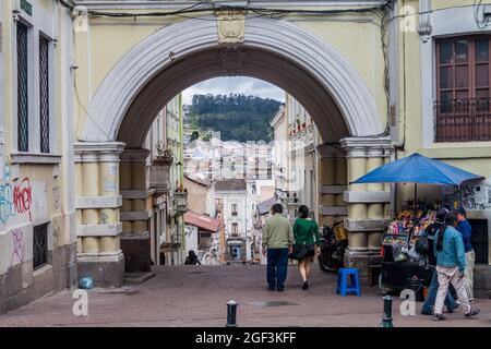 QUITO, ECUADOR - 24. JUNI 2015: Altes Tor im Zentrum von Quito Stockfoto