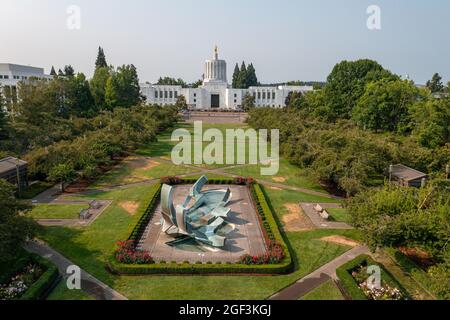 SALEM, USA - 17. Aug 2021: Eine Luftaufnahme des Oregon State Capitol Gebäudes und des Capitol Parks, einschließlich des Capitol Fountain im for Stockfoto