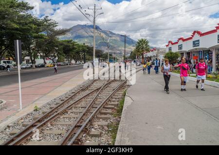 IBARRA, ECUADOR - 28. JUNI 2015: Bahngleise an der Espejo-Straße in der Stadt Ibarra, Ecuador Stockfoto