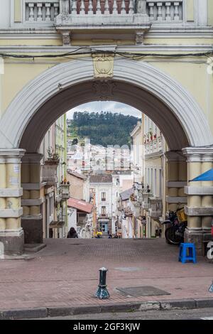 QUITO, ECUADOR - 24. JUNI 2015: Altes Tor im Zentrum von Quito Stockfoto