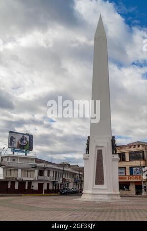 IBARRA, ECUADOR - 28. JUNI 2015: Obelisk im Zentrum der Stadt Ibarra (Weiße Stadt), Ecuador Stockfoto