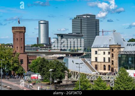 Verwaltungsgebäude LANXESS, Hochhaus KölnTriangle, Schokoladenmuseum am Rheinauenhafen, Deutzer Brücke und Malakoffturm Köln, NRW, Deutschland, Stockfoto