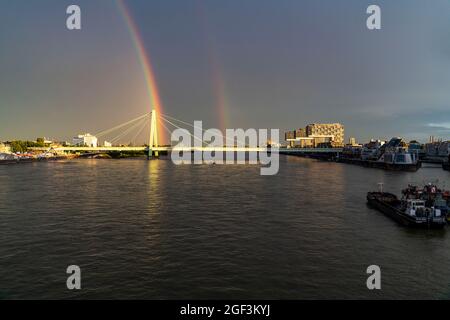 Severinsbrücke über den Rhein, Kranhäuser, Regenbogen, Köln, NRW, Deutschland, Stockfoto