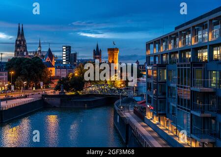 Skyline mit Kölner Dom, Katholische Kirche Groß St. Martin, Malakoffturm, Rheinauenhafen, Sonnenuntergang, Rhein, Köln, NRW, Deutschland, Stockfoto