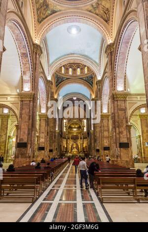 CUENCA, ECUADOR - 16. JUNI 2015: Innenraum der Neuen Kathedrale (Catedral de la Inmaculada Concepcion), Cuenca, Ecuador Stockfoto