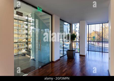 Büroeinrichtung, Eingangshalle, Ausgang aus dem Gebäude Stockfoto