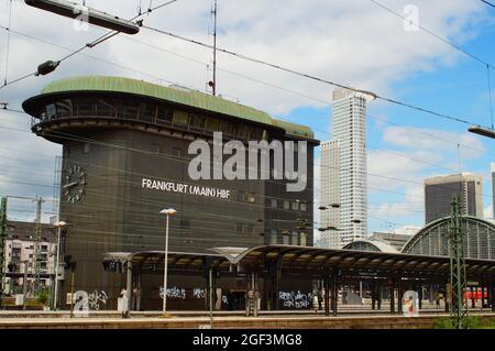 FRANKFURT, DEUTSCHLAND - 20. Aug 2021: Signalturm des Frankfurter Hauptbahnhofs. Türme von Westend 1 und FBC im Hintergrund. Stockfoto