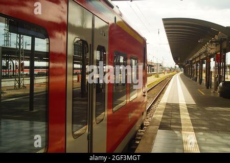 FRANKFURT, DEUTSCHLAND - 20. Aug 2021: Eine S-Bahn am Frankfurter Hauptbahnhof am Bahnsteig ist abfahrbereit. Sonnige Hintergrundbeleuchtung mit Reflexionen. Stockfoto