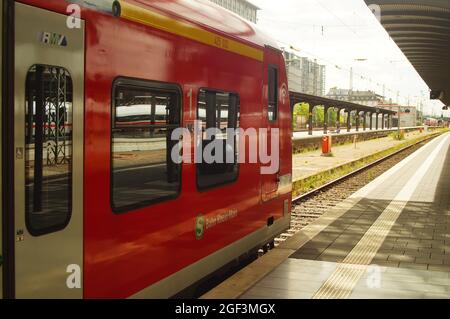 FRANKFURT, DEUTSCHLAND - 20. Aug 2021: Eine S-Bahn am Frankfurter Hauptbahnhof am Bahnsteig ist abfahrbereit. Sonnige Hintergrundbeleuchtung mit Reflexionen. Stockfoto