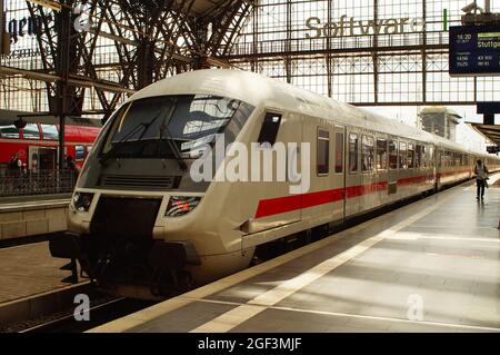 FRANKFUR, DEUTSCHLAND - 20. Aug 2021: Intercity (Eurocity) 2517 verlässt den Frankfurter Hauptbahnhof in Richtung Stuttgart. Der Frontschürze fehlt. B Stockfoto