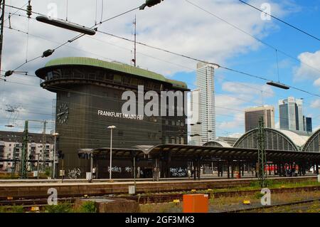 FRANKFURT, DEUTSCHLAND - 20. Aug 2021: Signalturm des Frankfurter Hauptbahnhofs. Türme von Westend 1 und FBC im Hintergrund. Stockfoto