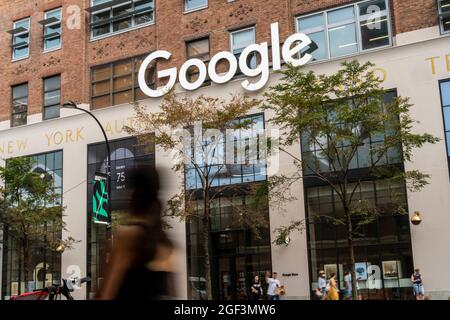 Das Google-Logo auf ihrem Gebäude in der 8. Avenue 111 in New York am Dienstag, den 10. August 2021. (© Richard B. Levine) Stockfoto
