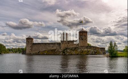 Savonlinna, Finnland - 2. August 2021: Blick auf das Schloss Olofsborg in Savonlinna in Südfinnland Stockfoto