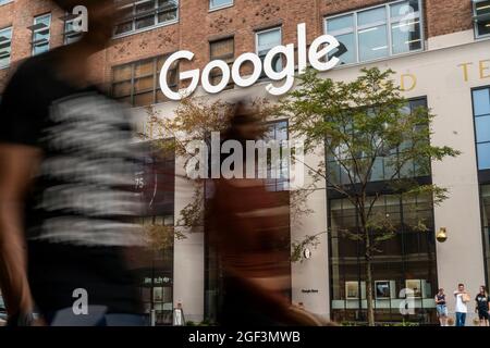 Das Google-Logo auf ihrem Gebäude in der 8. Avenue 111 in New York am Dienstag, den 10. August 2021. (© Richard B. Levine) Stockfoto