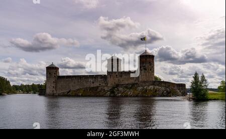 Savonlinna, Finnland - 2. August 2021: Blick auf das Schloss Olofsborg in Savonlinna in Südfinnland Stockfoto