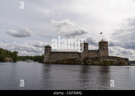 Savonlinna, Finnland - 2. August 2021: Blick auf das Schloss Olofsborg in Savonlinna in Südfinnland Stockfoto