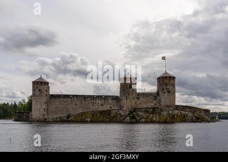 Savonlinna, Finnland - 2. August 2021: Blick auf das Schloss Olofsborg in Savonlinna in Südfinnland Stockfoto